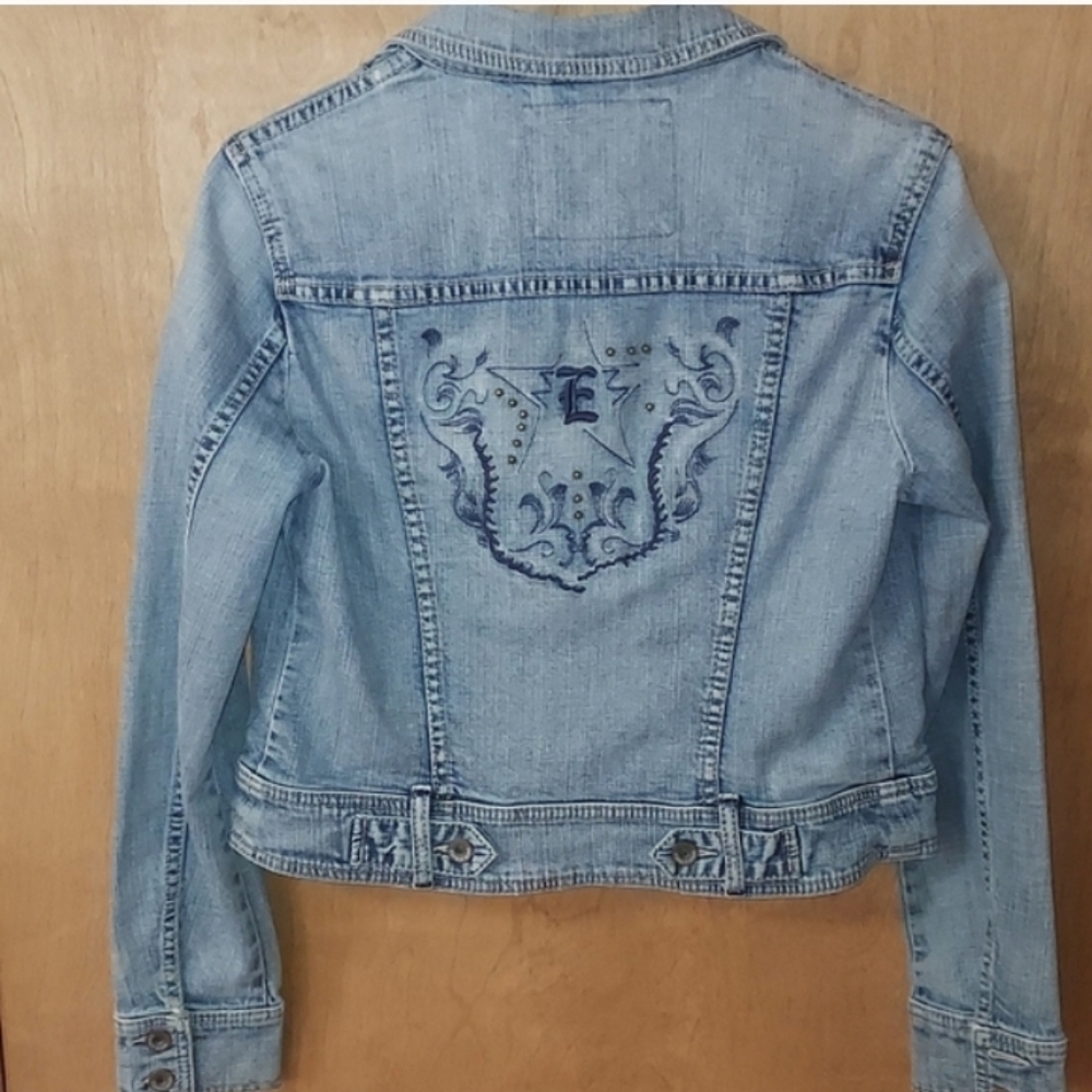 Vintage Jean Jacket L12-14.   Orginal Embroidery design on Back